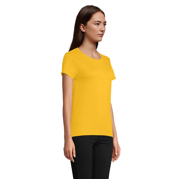 Femme portant t-shirt jaune sur fond neutre