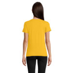 Femme de dos portant un t-shirt jaune