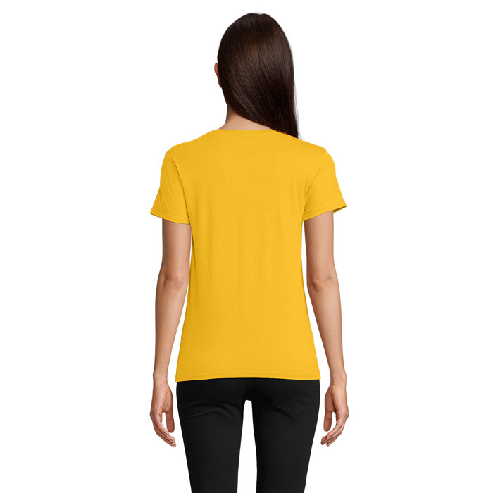 Femme de dos portant un t-shirt jaune