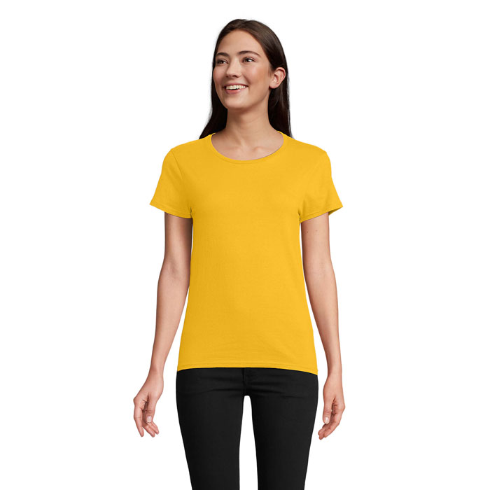 Femme souriante portant un t-shirt jaune uni