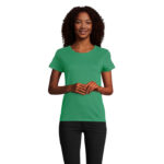 Femme souriante en t-shirt vert et pantalon noir