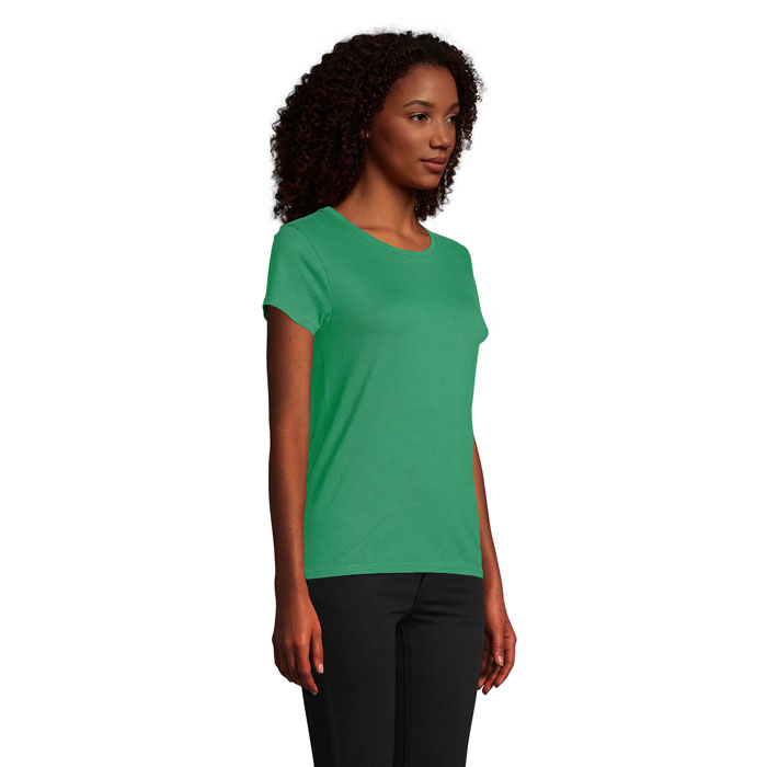 Femme portant t-shirt vert et pantalon noir