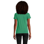 Dos d’une femme en t-shirt vert