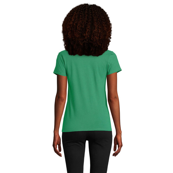 Dos d’une femme en t-shirt vert