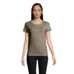 Femme portant t-shirt beige uni et pantalon noir