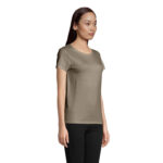 Femme portant t-shirt marron manches courtes