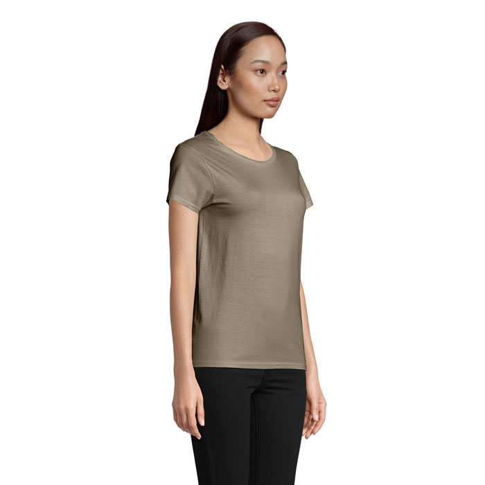 Femme portant t-shirt marron manches courtes