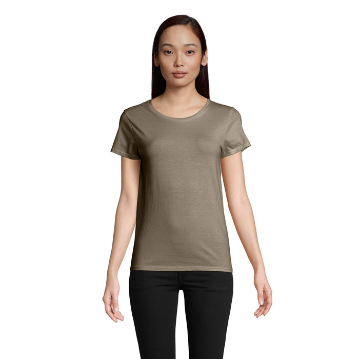 Femme portant t-shirt beige uni et pantalon noir
