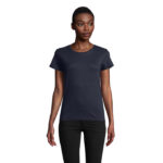 Femme portant t-shirt bleu marine uni