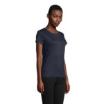Femme portant t-shirt bleu marine et pantalon noir