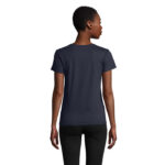Femme de dos portant t-shirt bleu foncé