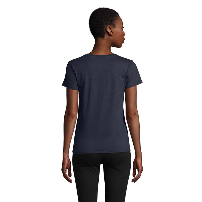 Femme de dos portant t-shirt bleu foncé