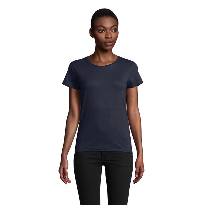 Femme portant t-shirt bleu marine uni