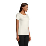 Femme portant un t-shirt beige uni