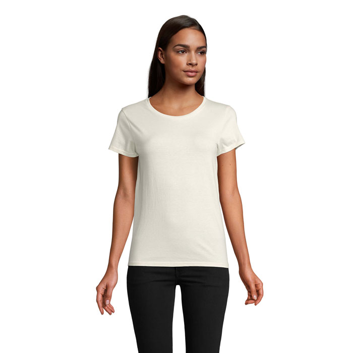 Femme portant t-shirt beige uni et pantalon noir