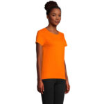 Femme portant un t-shirt orange et pantalon noir