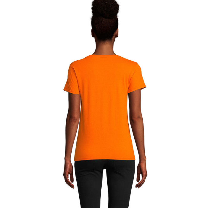 Femme de dos portant t-shirt orange uni