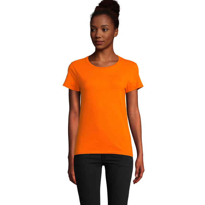 Femme portant t-shirt orange et pantalon noir