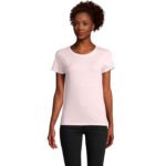Femme portant t-shirt rose clair et pantalon noir