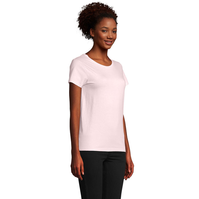 Femme portant t-shirt rose clair et pantalon noir