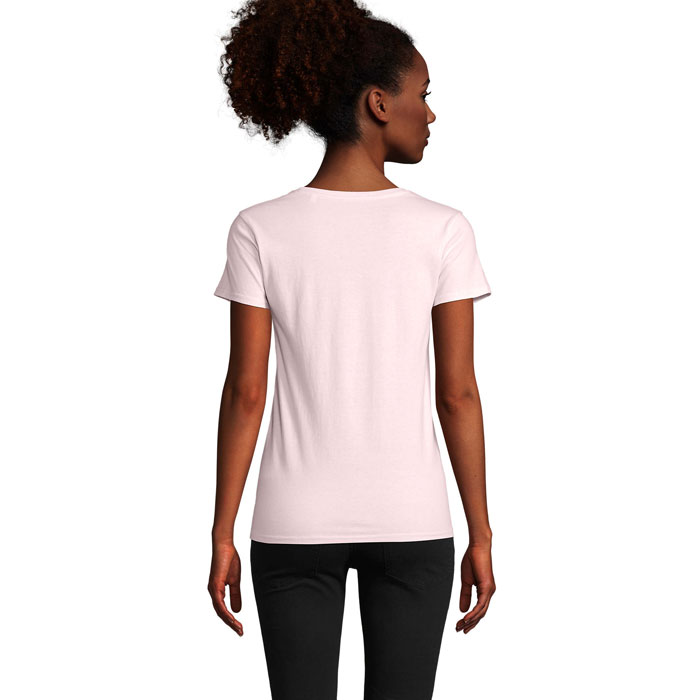 Femme de dos portant t-shirt rose pâle