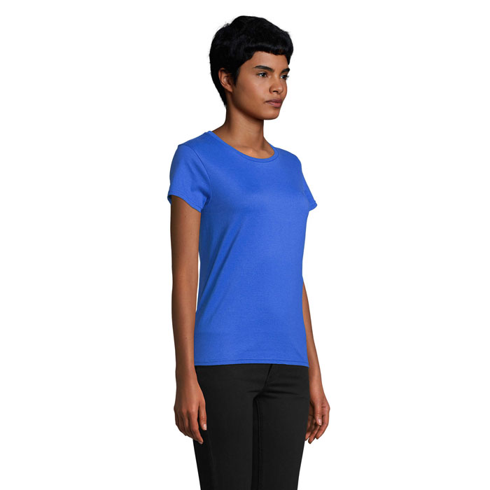 Femme portant t-shirt bleu et pantalon noir