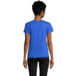 Femme portant un t-shirt bleu, vue de dos