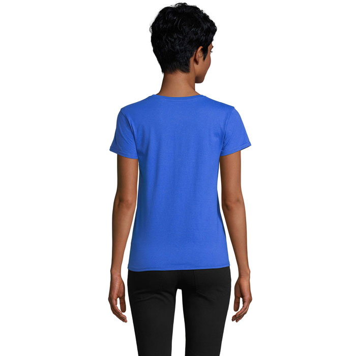 Femme portant un t-shirt bleu, vue de dos