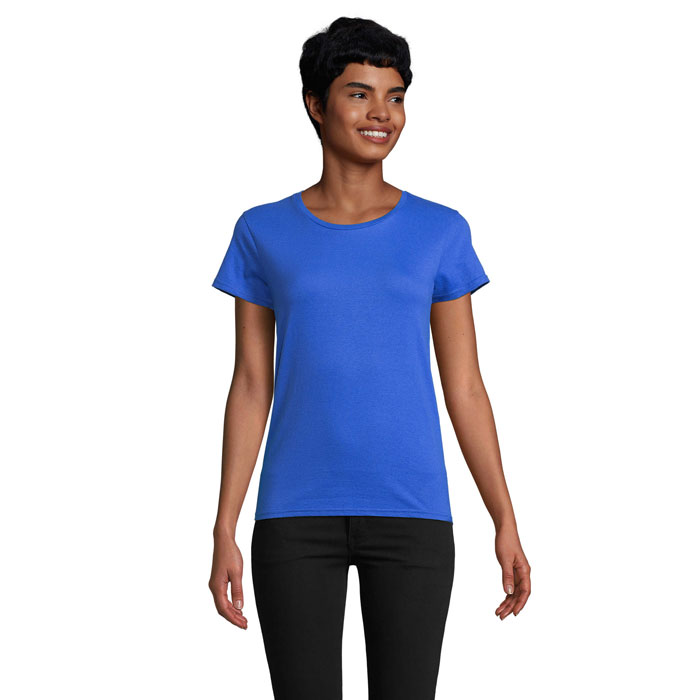 Femme portant t-shirt bleu et pantalon noir