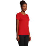 Femme portant un t-shirt rouge et pantalon noir