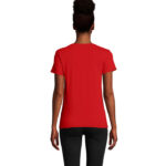 Dos d’une femme en t-shirt rouge