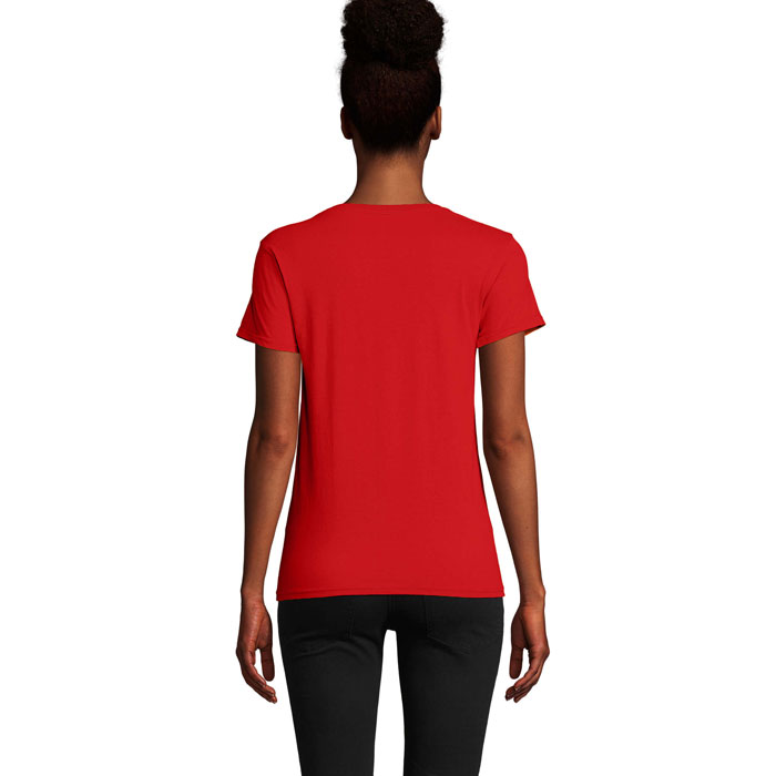 Dos d’une femme en t-shirt rouge
