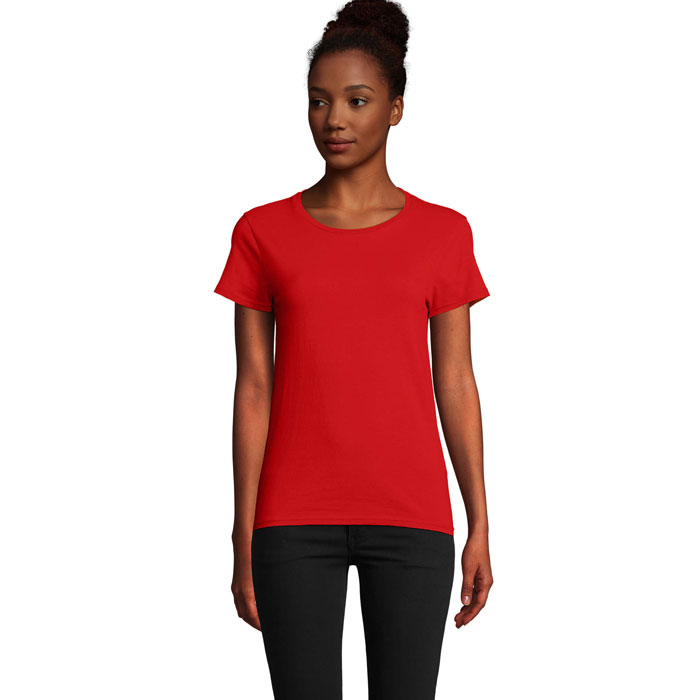 Femme portant un t-shirt rouge uni