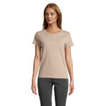Femme portant un t-shirt beige uni