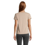 Femme portant t-shirt beige vue de dos