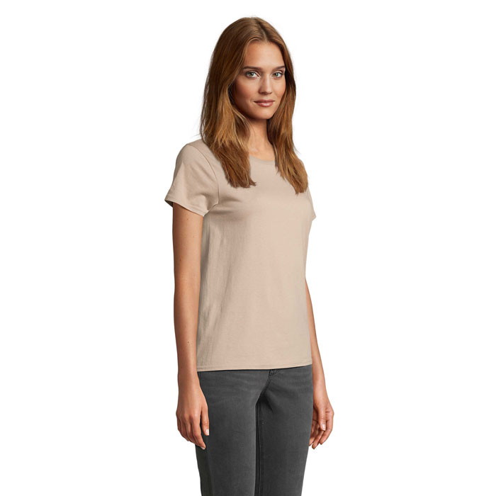 Femme portant t-shirt beige et jean gris