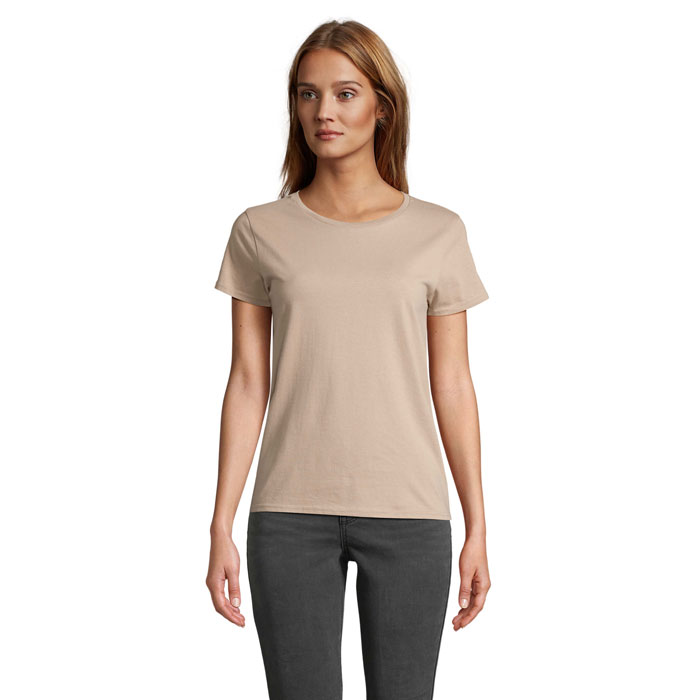 Femme portant un t-shirt beige uni