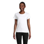 Femme souriante portant t-shirt blanc uni