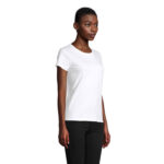 Femme portant t-shirt blanc sur fond neutre