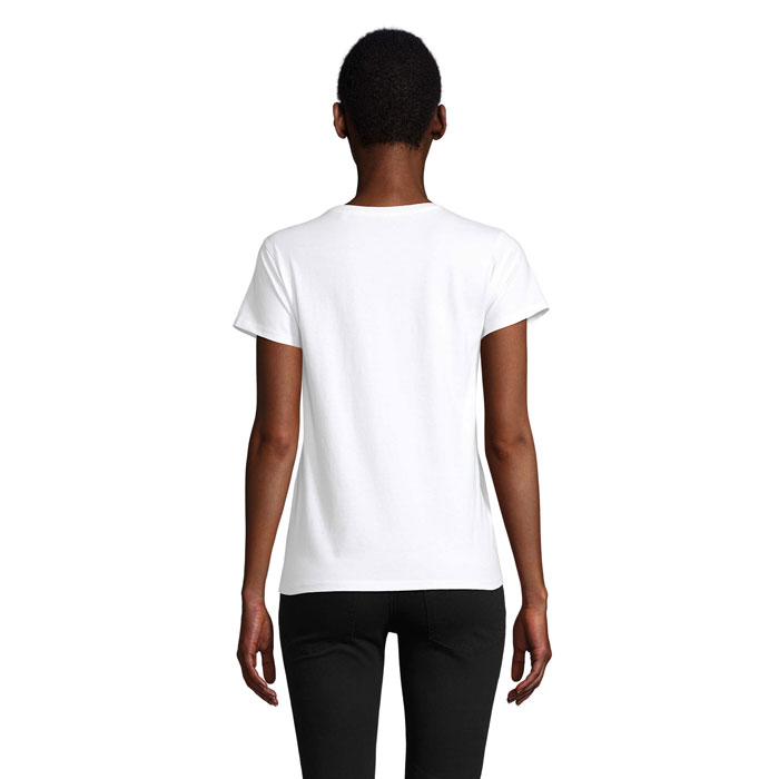 Dos d’une femme portant un t-shirt blanc