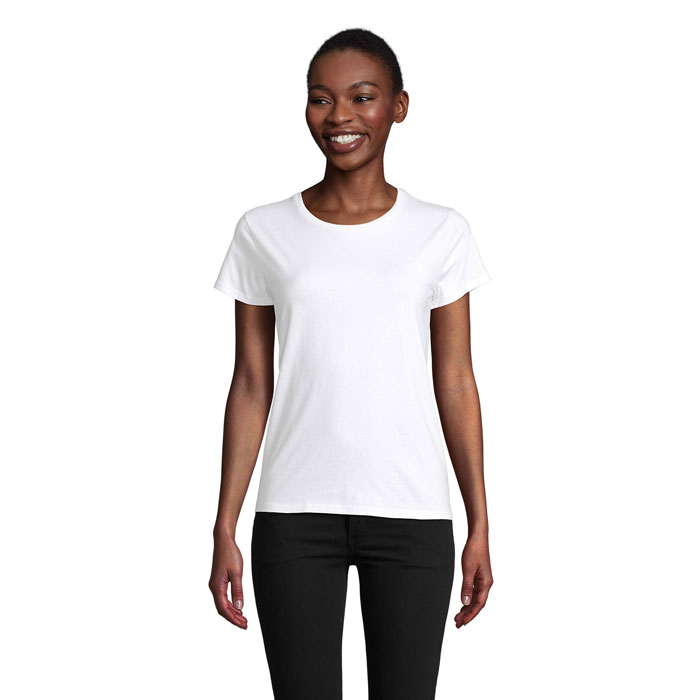 Femme souriante portant t-shirt blanc uni
