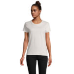 Femme portant un t-shirt beige uni