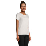 Femme portant t-shirt gris uni sur fond neutre
