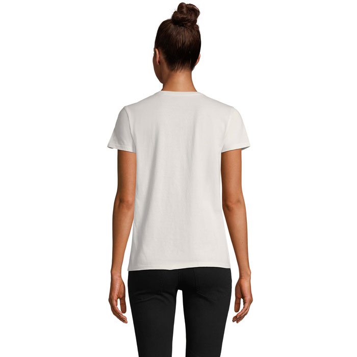 Femme de dos portant t-shirt blanc uni