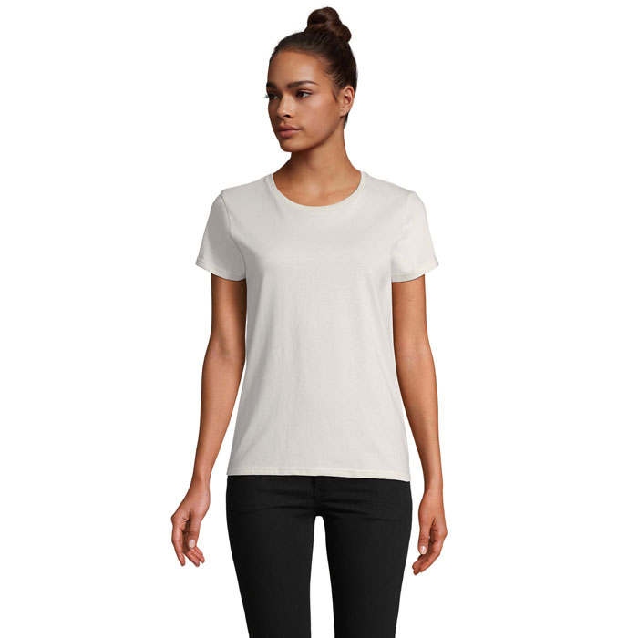 Femme portant un t-shirt beige uni
