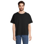 Homme portant t-shirt noir uni et jean