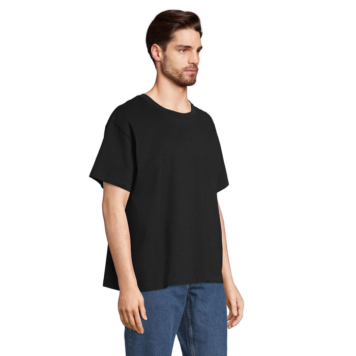 Homme portant t-shirt noir et jean bleu