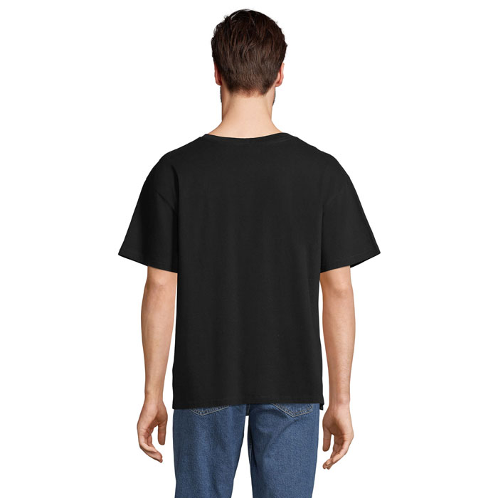 Homme de dos portant t-shirt noir uni