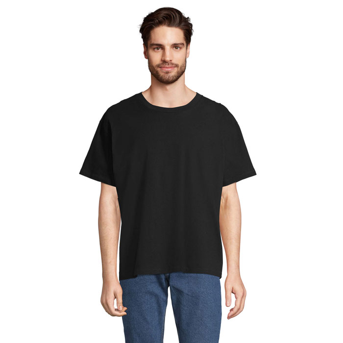 Homme portant t-shirt noir uni et jean