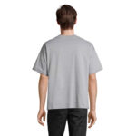 Homme de dos portant t-shirt gris
